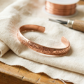 Bracciale in Rame Inciso a Fiori