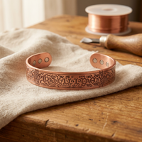 Bracciale in Rame Inciso con Scritta Gotica