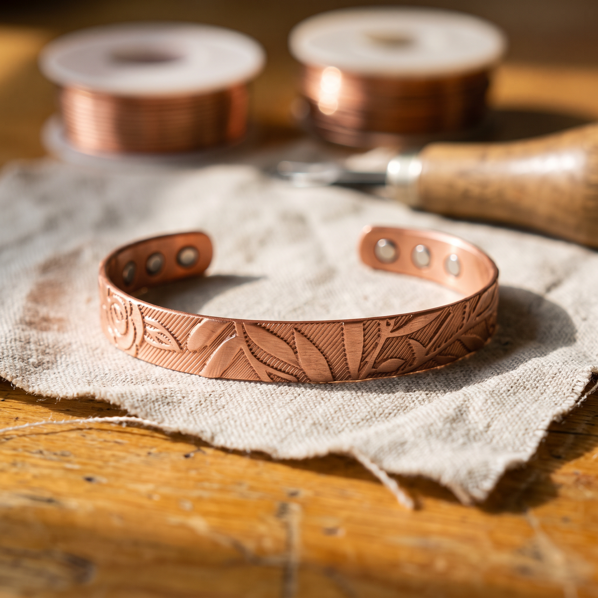 Bracciale in Rame Inciso a Motivo Botanico con Chiusura Magnetica