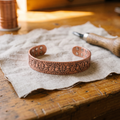 Bracciale in Rame Largo a Rilievo di Foglie
